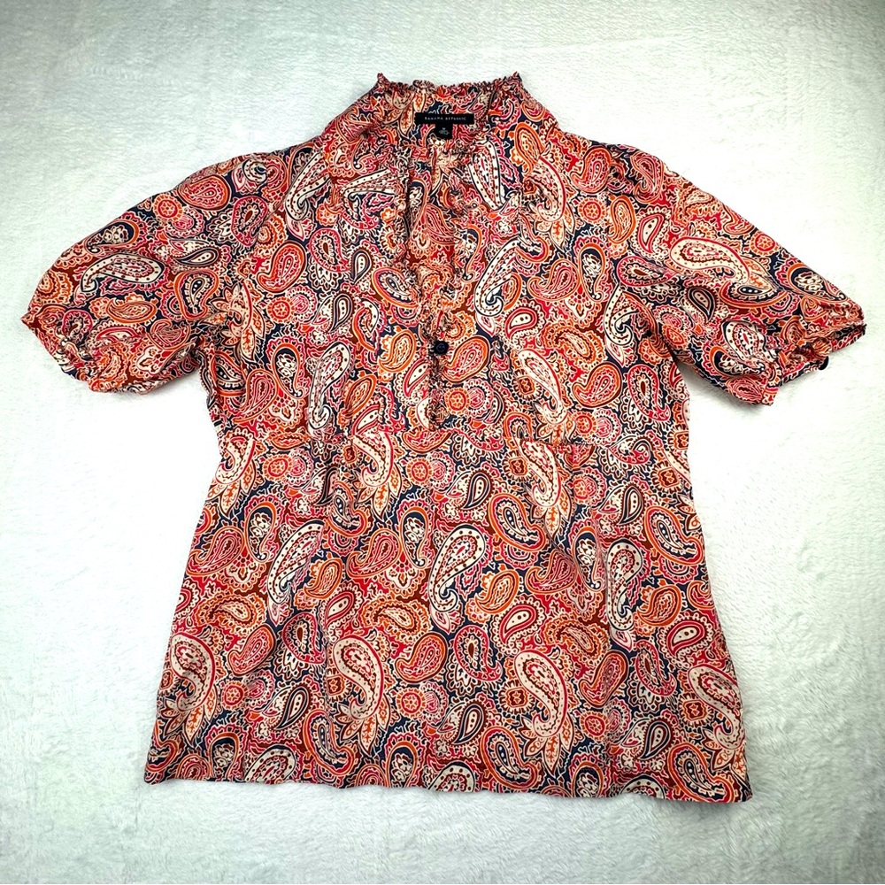 Banana Republic 100% Silk Paisley Blouse. Size M
V-neck with ruffle/ button